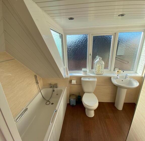 חדר דחוקס עם מיטת קינג, The Bayridge Guest House