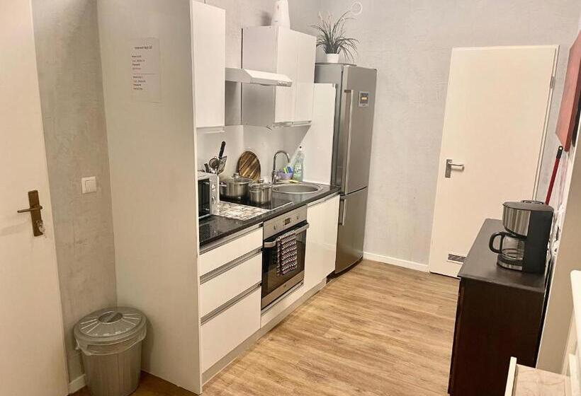 Perhesviitti, Munich Apart