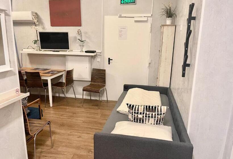 Perhesviitti, Munich Apart