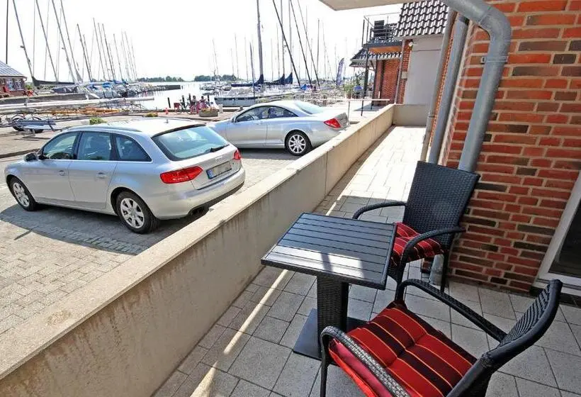 Huoneisto 1 Makuuhuone Terassi, Meerblick Lemkenhafen