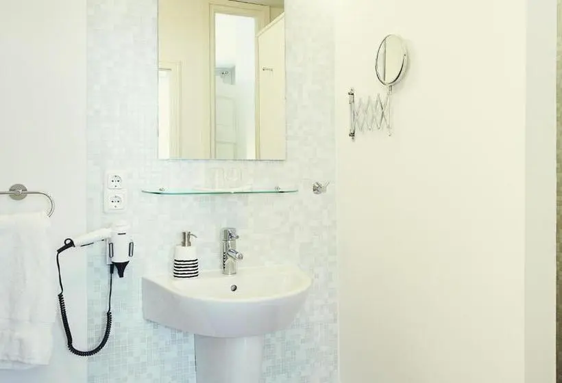 Deluxe Kolmen Hengen Huone, Bed & Breakfast Sahara