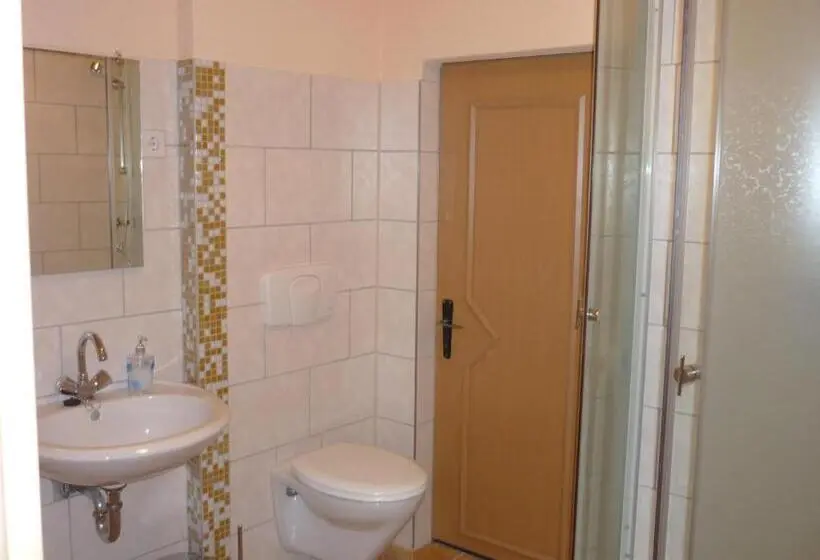 Standard Yhden Hengen Huone Jaettu Kylpyhuone, Hüblers Schlafquartier