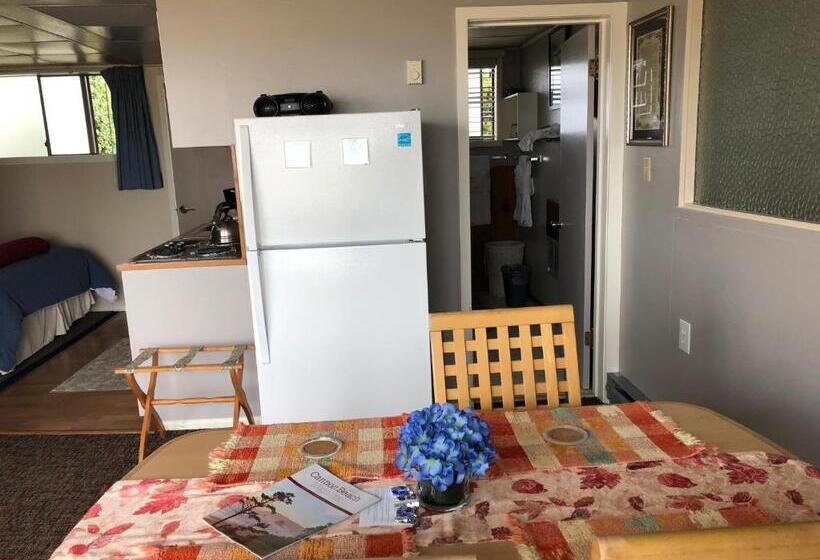 غرفة قياسية سرير ملكى, Webb's Scenic Surf