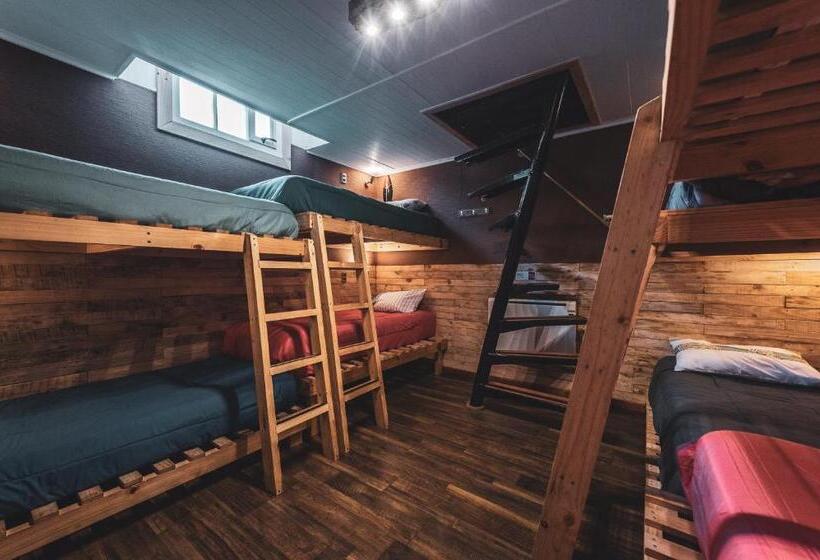 تختخواب در اتاق مشترک, Corner Hostel Puerto Natales