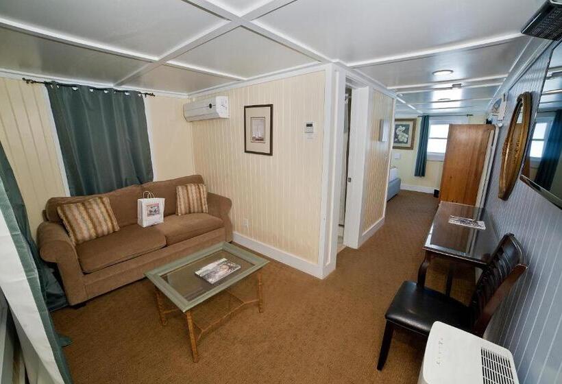 Deluxe Suite King Bed, Georgianne Inn & Suites Check In 212 Butler Ave