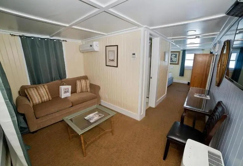 Deluxe Suite King Bed, Georgianne Inn & Suites Check In 212 Butler Ave