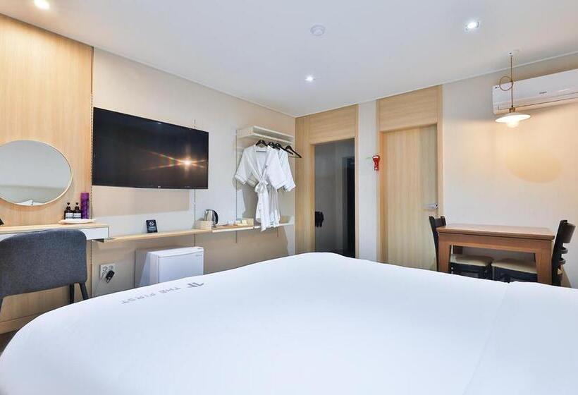 חדר סטנדרט, The First