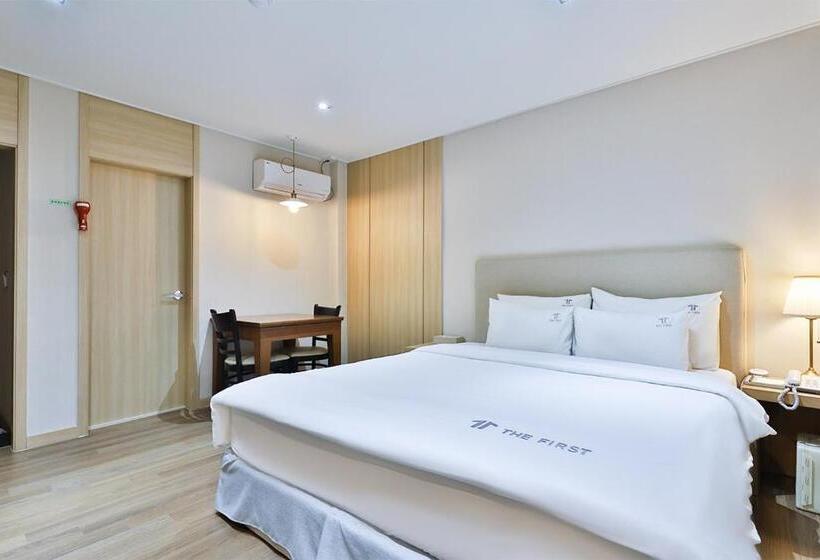 חדר סטנדרט, The First