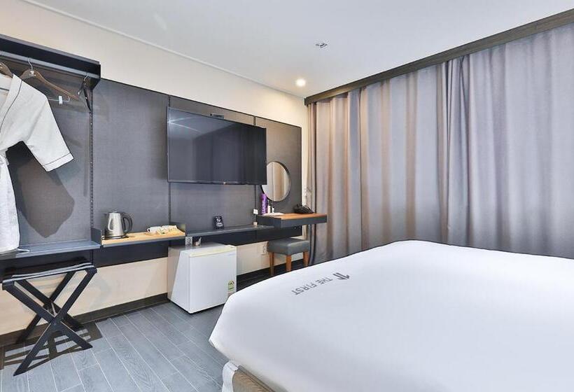 חדר סטנדרט, The First