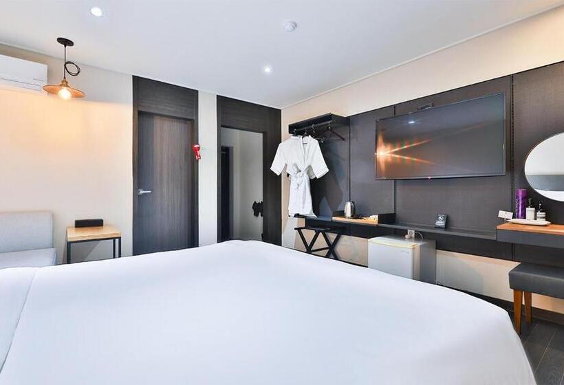 חדר סטנדרט, The First