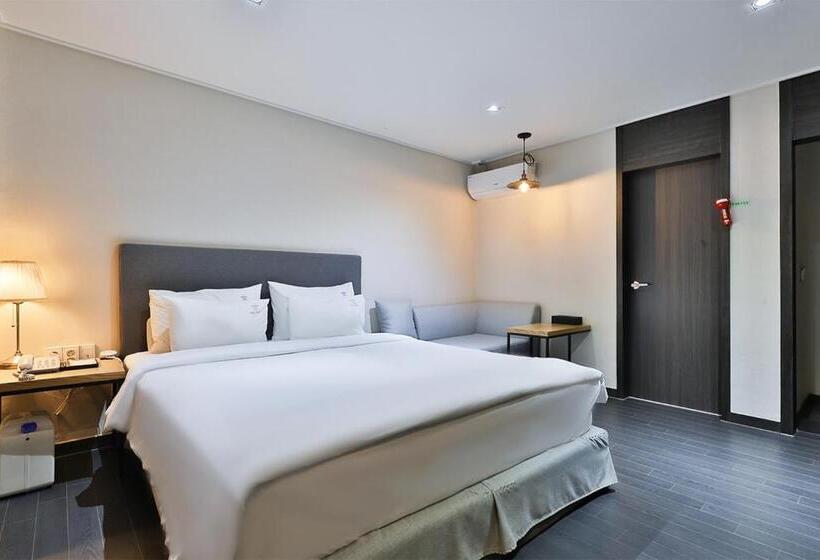 חדר סטנדרט, The First