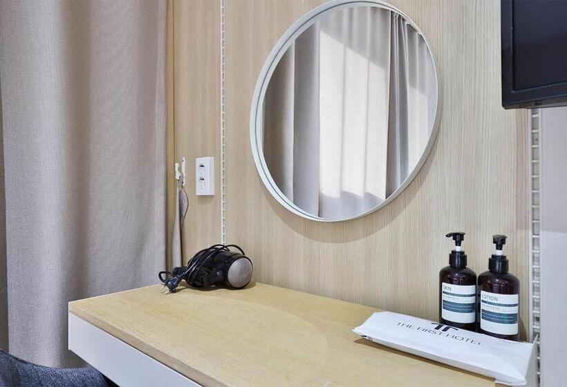 חדר דלוקס, The First