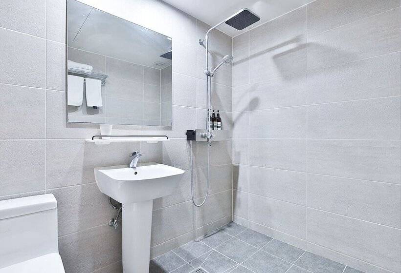 חדר סטנדרט, The First