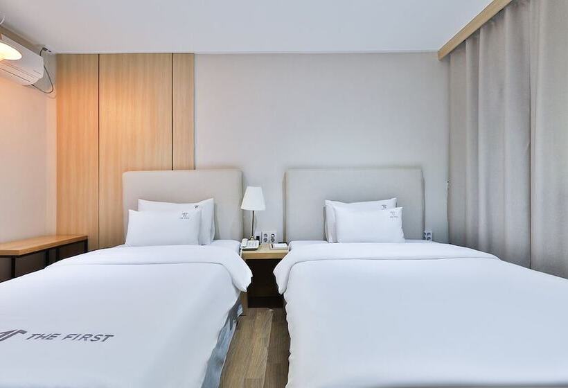 חדר דלוקס, The First