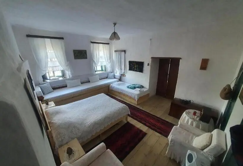 Classic Neljän Hengen Huone, Traditional Guesthouse Permet