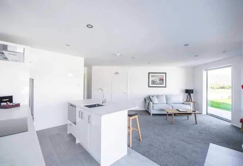 スタンダードスタジオ, Central Park Apartments