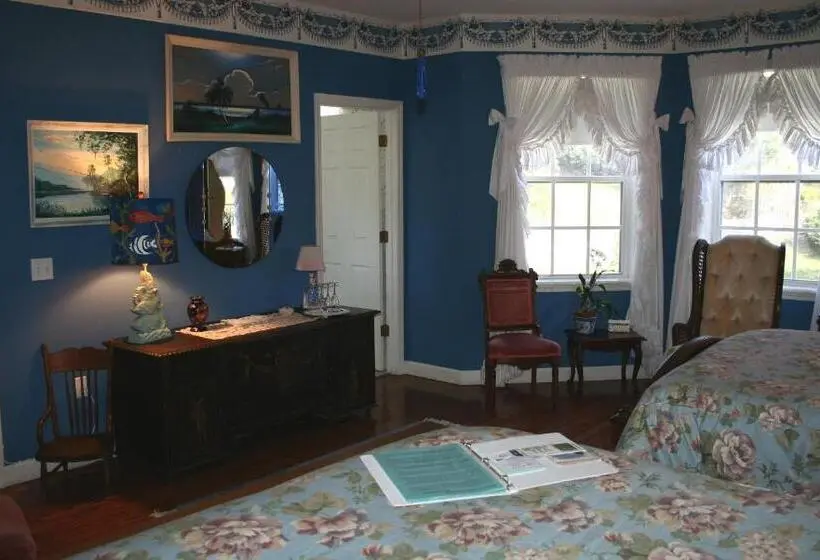 プールの見えるスーペリアルーム, Heron Cay Lakeview Bed & Breakfast