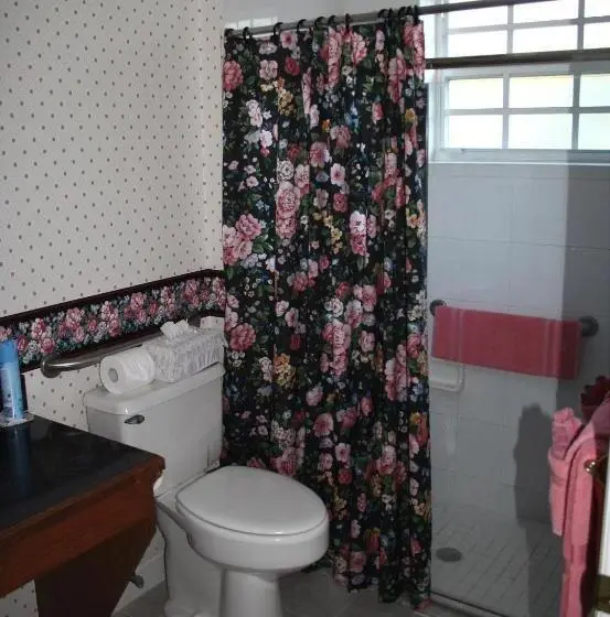 身障者適用クイーンサイズベッドルーム, Heron Cay Lakeview Bed & Breakfast