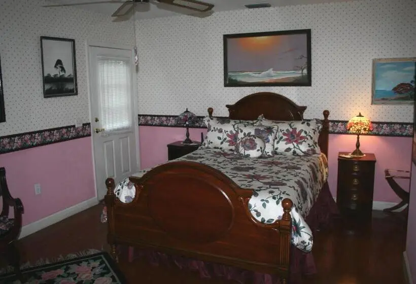 身障者適用クイーンサイズベッドルーム, Heron Cay Lakeview Bed & Breakfast
