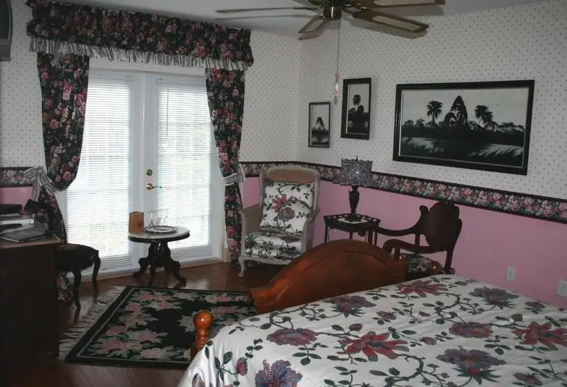 身障者適用クイーンサイズベッドルーム, Heron Cay Lakeview Bed & Breakfast