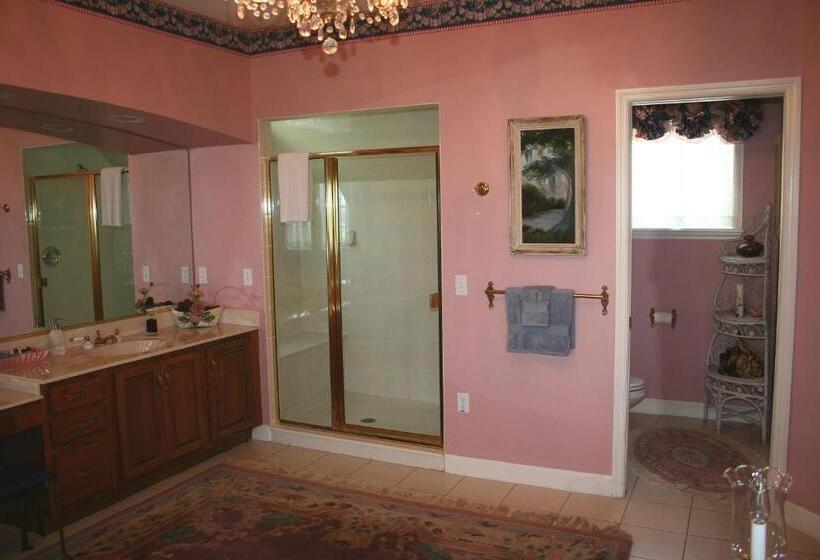 스위트 킹사이즈 침대, Heron Cay Lakeview Bed & Breakfast