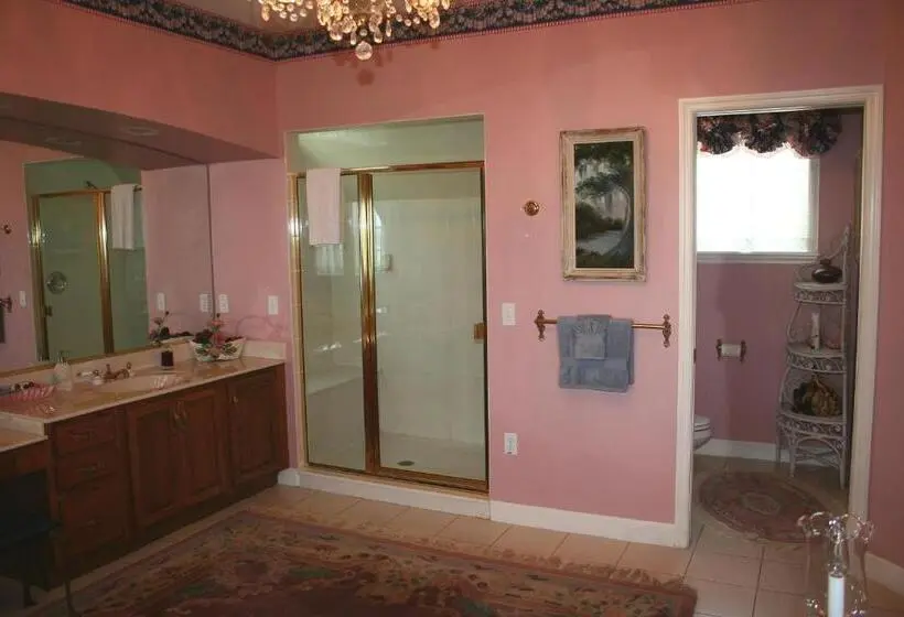 キングサイズベッドのスイートルーム, Heron Cay Lakeview Bed & Breakfast