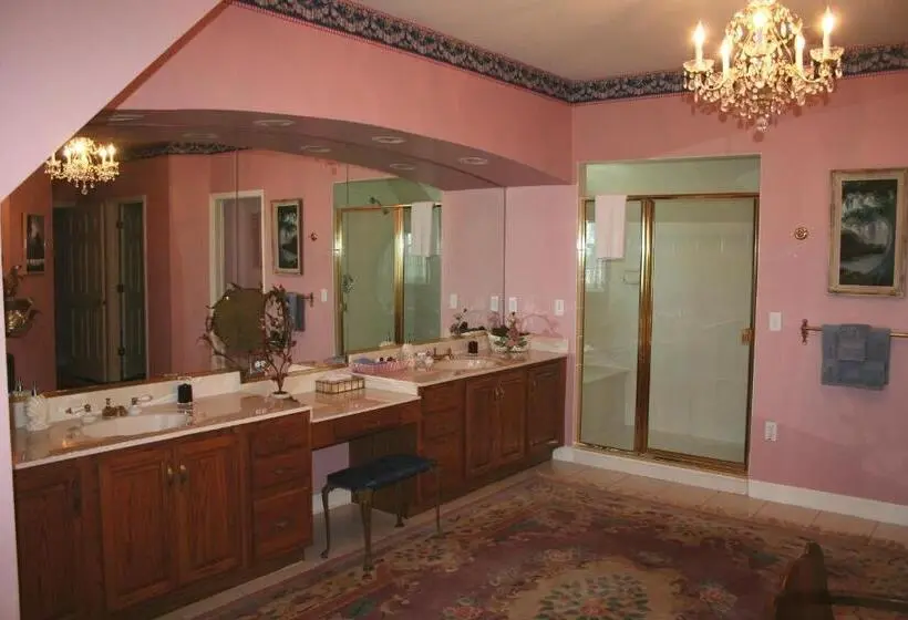 キングサイズベッドのスイートルーム, Heron Cay Lakeview Bed & Breakfast