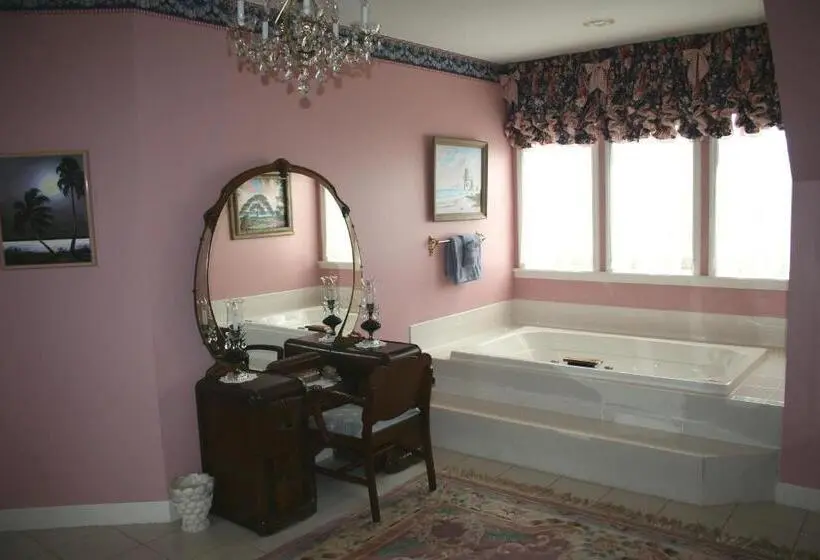 キングサイズベッドのスイートルーム, Heron Cay Lakeview Bed & Breakfast