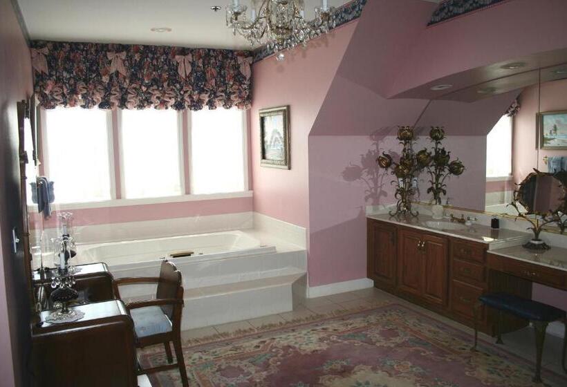 מיטת קינג בסוויטה, Heron Cay Lakeview Bed & Breakfast