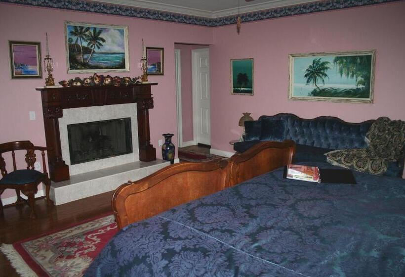 스위트 킹사이즈 침대, Heron Cay Lakeview Bed & Breakfast