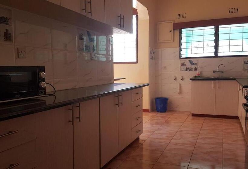 Дом 4 Спальни, Maoni Guest House