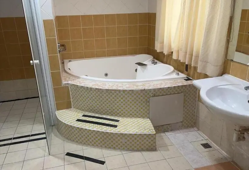 اتاق لوکس, Hua Xiang Motel   Fengshan