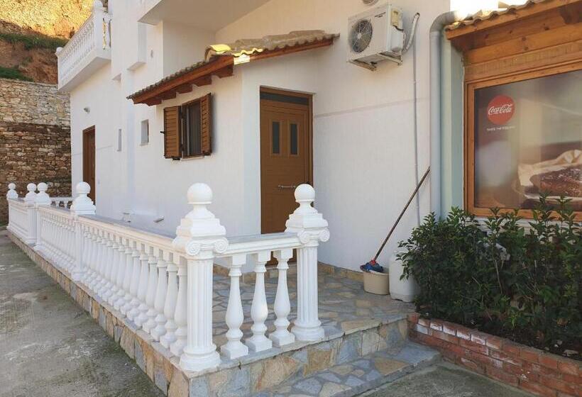 חדר אקונומי לשלושה, Lagjini