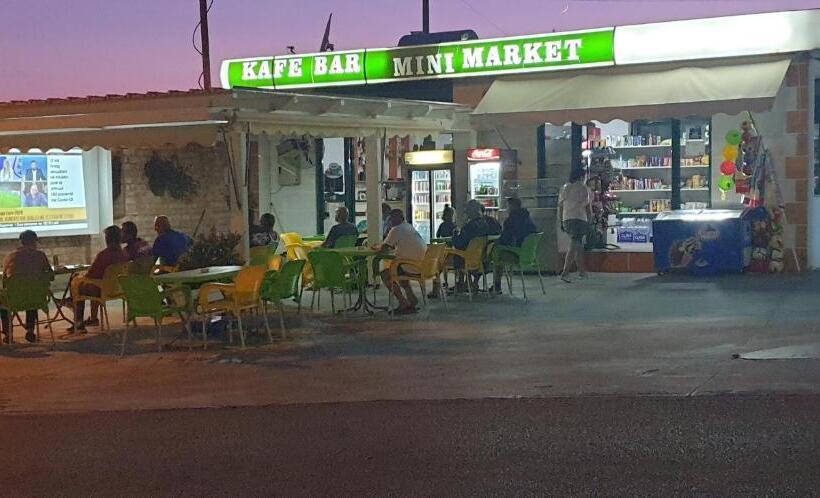 חדר אקונומי לשלושה, Lagjini