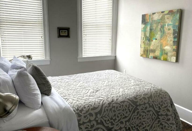 חדר סטנדרט, Laurance