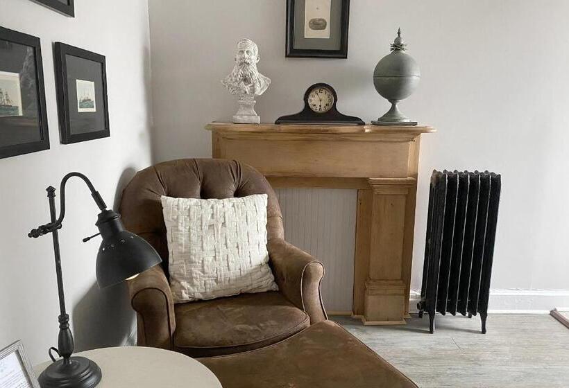 חדר סטנדרט, Laurance