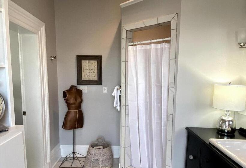 חדר סטנדרט, Laurance