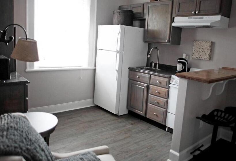 חדר סטנדרט, Laurance