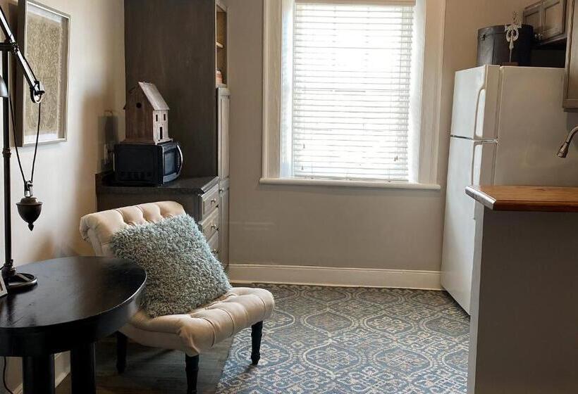 חדר סטנדרט, Laurance