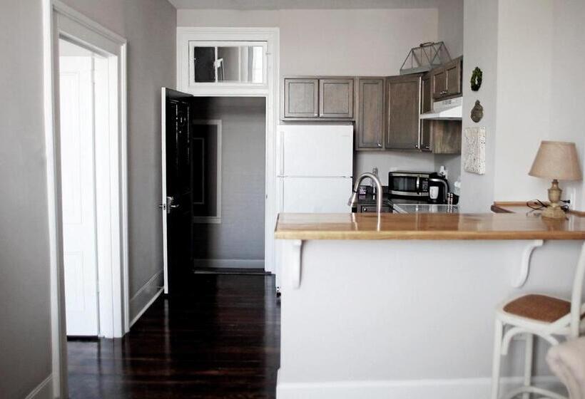 חדר סטנדרט, Laurance