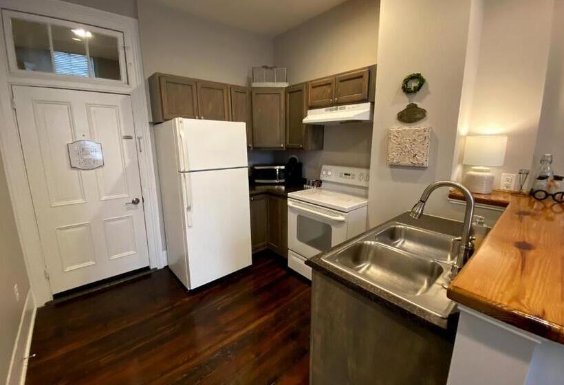 חדר סטנדרט, Laurance