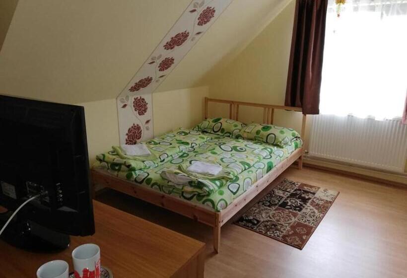 غرفة قياسية ثلاثية, Cabana Ocna Mesaros