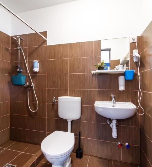 Deluxe Trippelrum, Airport Károly Centrál