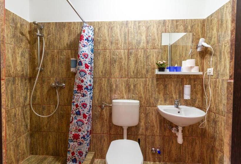 Fyrbädds Superiorrum, Airport Károly Centrál