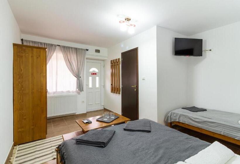 Quarto Triplo Comfort, Airport Károly Centrál