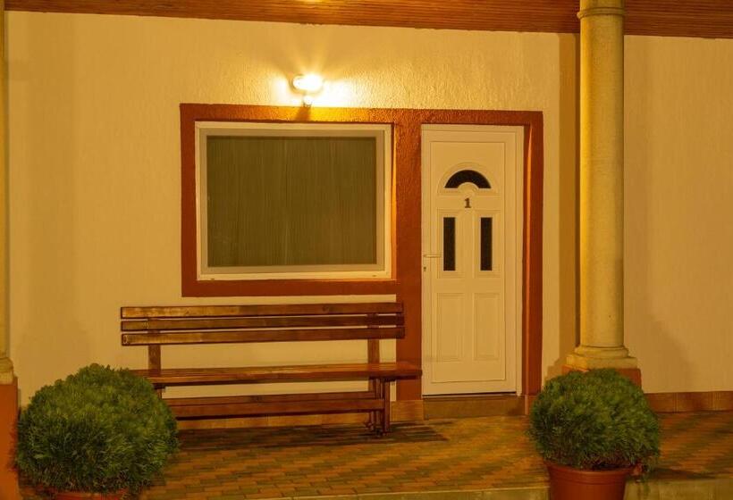 Komfort Trippelrum, Airport Károly Centrál