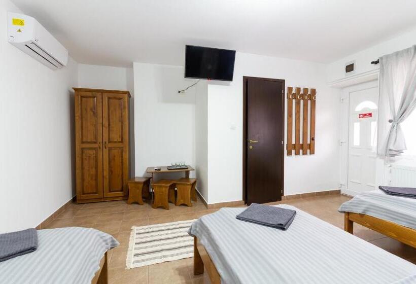 Quarto Triplo Comfort, Airport Károly Centrál