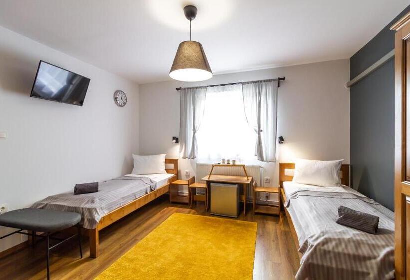 Quarto Triplo Deluxe, Airport Károly Centrál