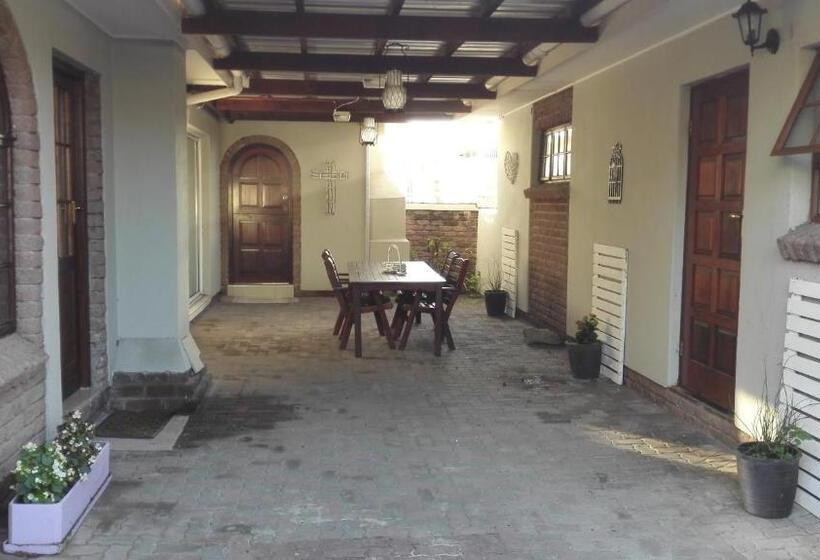 חדר דלוקס, Versailles B And B