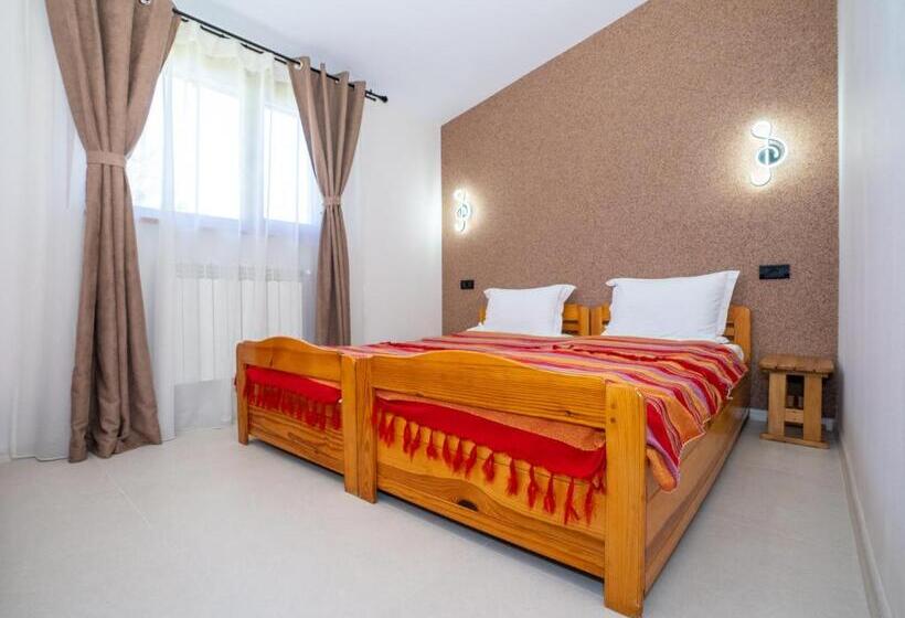 חדר קומפורט לשלושה, Casa Nikita